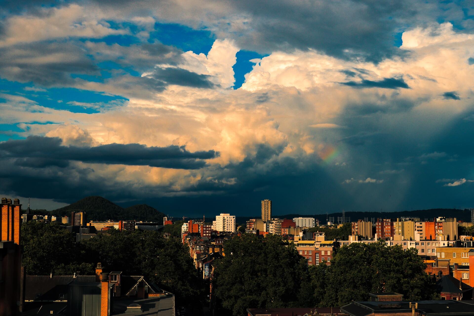 Ciel mena&ccedil;ant sur la cit&eacute; ardente [Photo de Dominique Franssen]