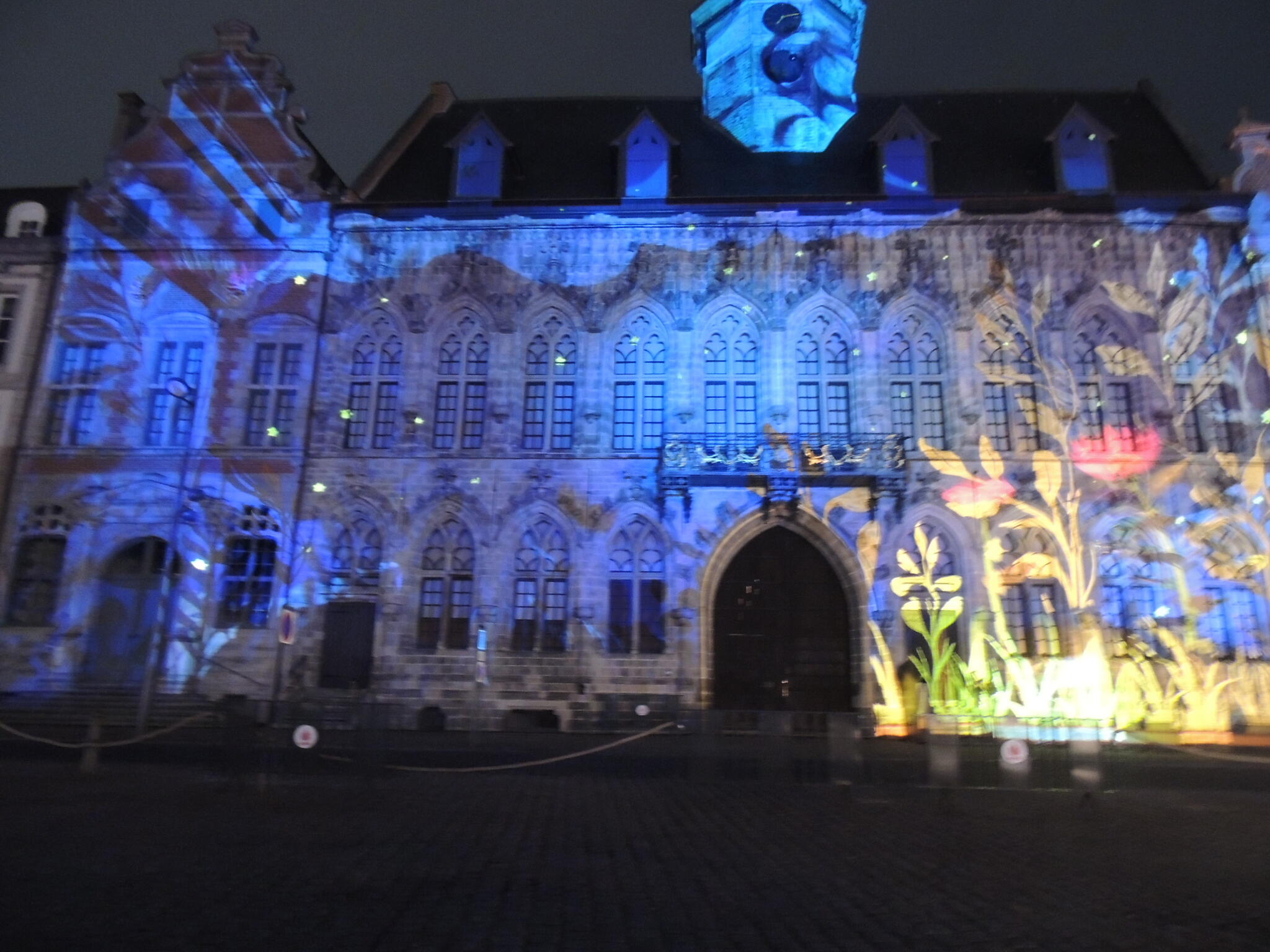 Mons en lumi&egrave;re [Photo de Claudine Diricq]
