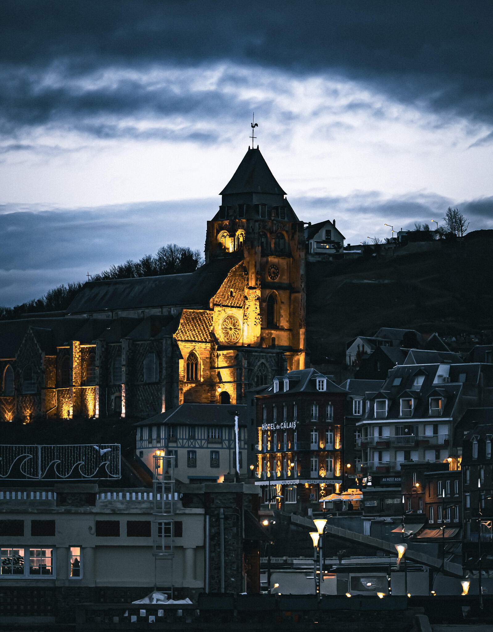 La nuit entoure Le Tr&eacute;port [Photo de Jean Pic]