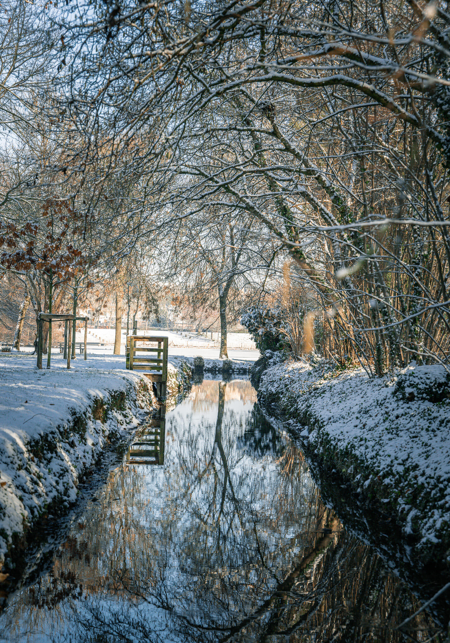 Chemin d'eau enneig&eacute; ...