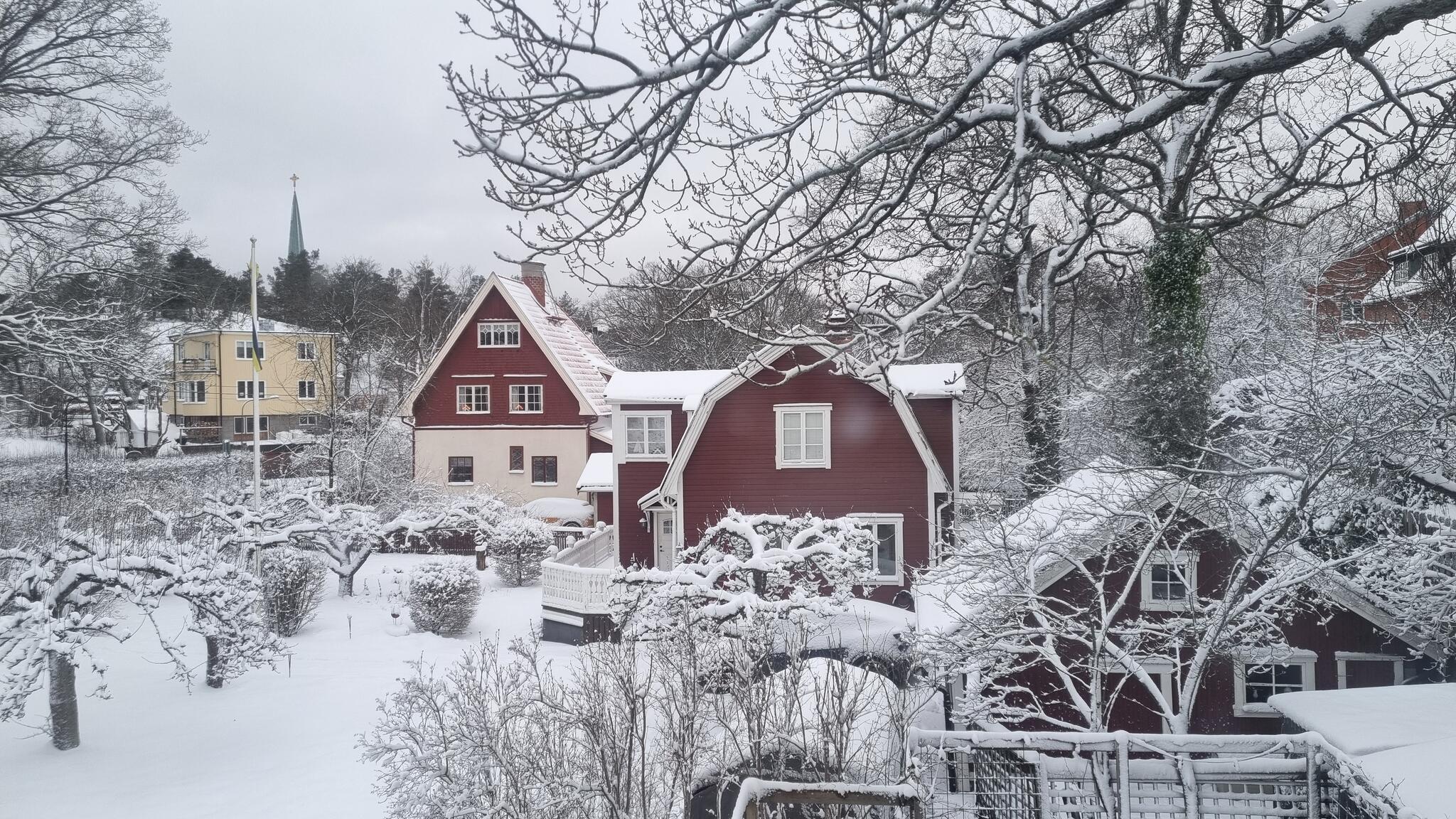 Dans son manteau rouge et blanc...