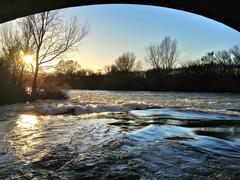 parfois, même le soleil (se) couche sous les ponts 