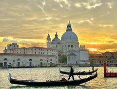 Laisse les gondoles à Venise...