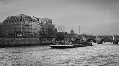 Sous le pont Mirabeau coule la seine