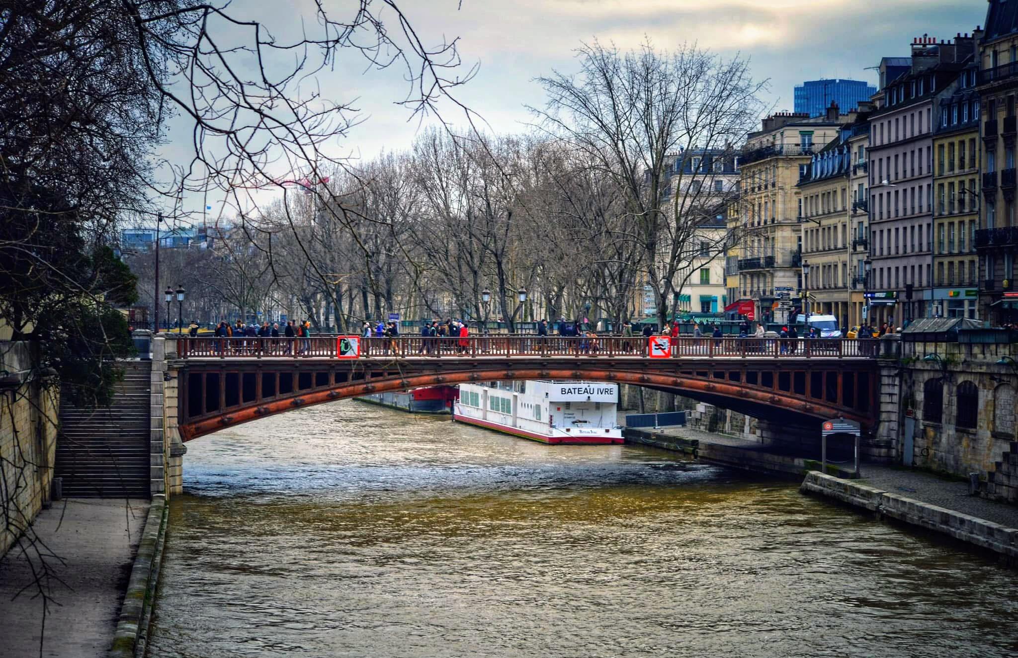 Petit pont dans Paris [Photo de Cathy Catinus]