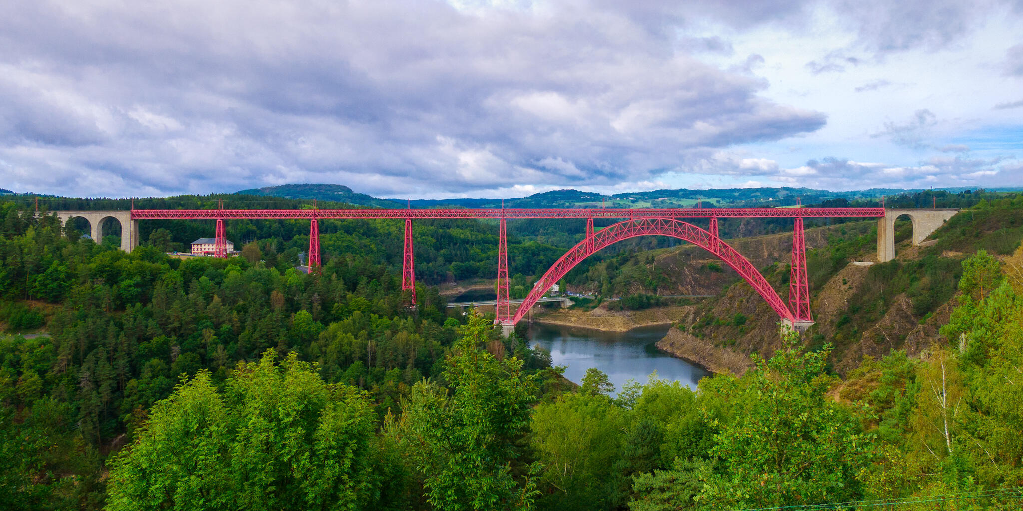 Pont rouge sur fond vert [Photo de Valérie Beauvais]