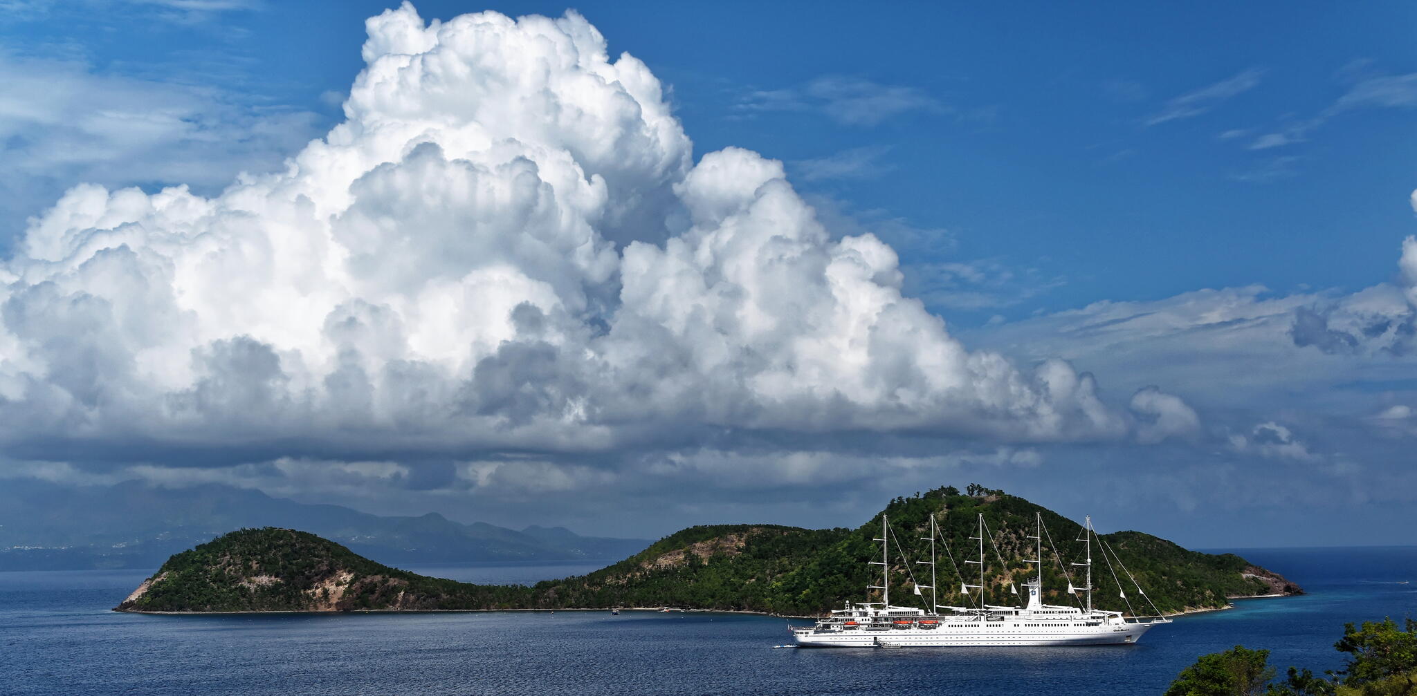 Cumulonimbus en formation, Baie des Saintes, Guadeloupe. [Photo de Gérard Bronnec]