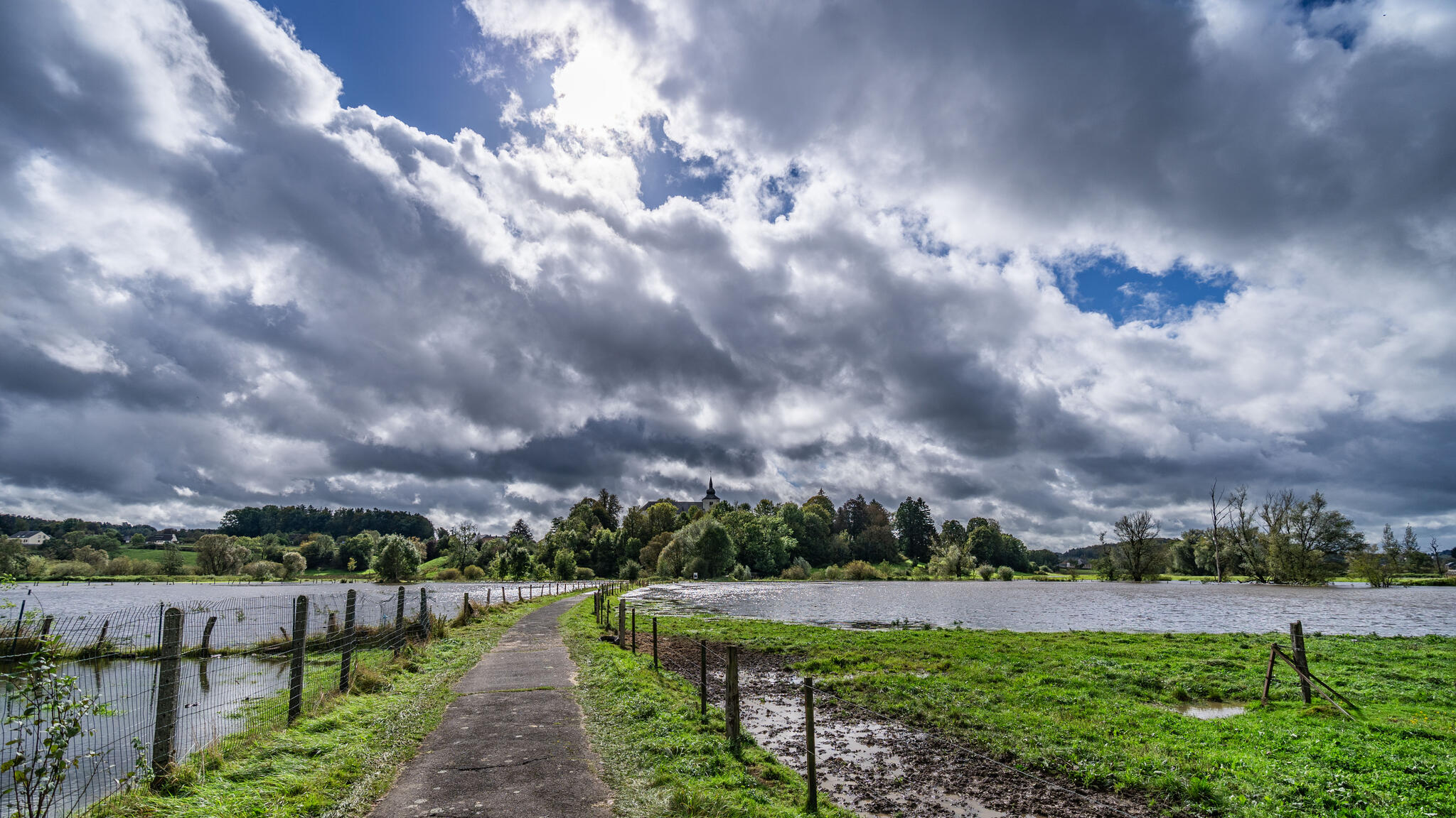 Ciel menaçant sur la Semois à Jamoigne [Photo de François Piette]