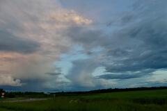 Les nuages s'entremêlent