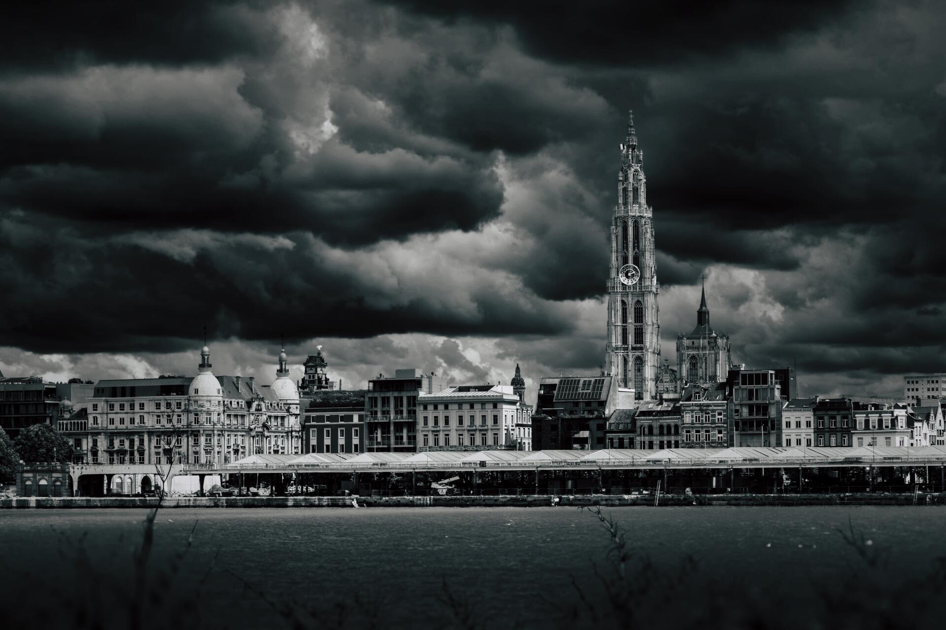 Anvers avant l'averse [Photo de Dominique Franssen]