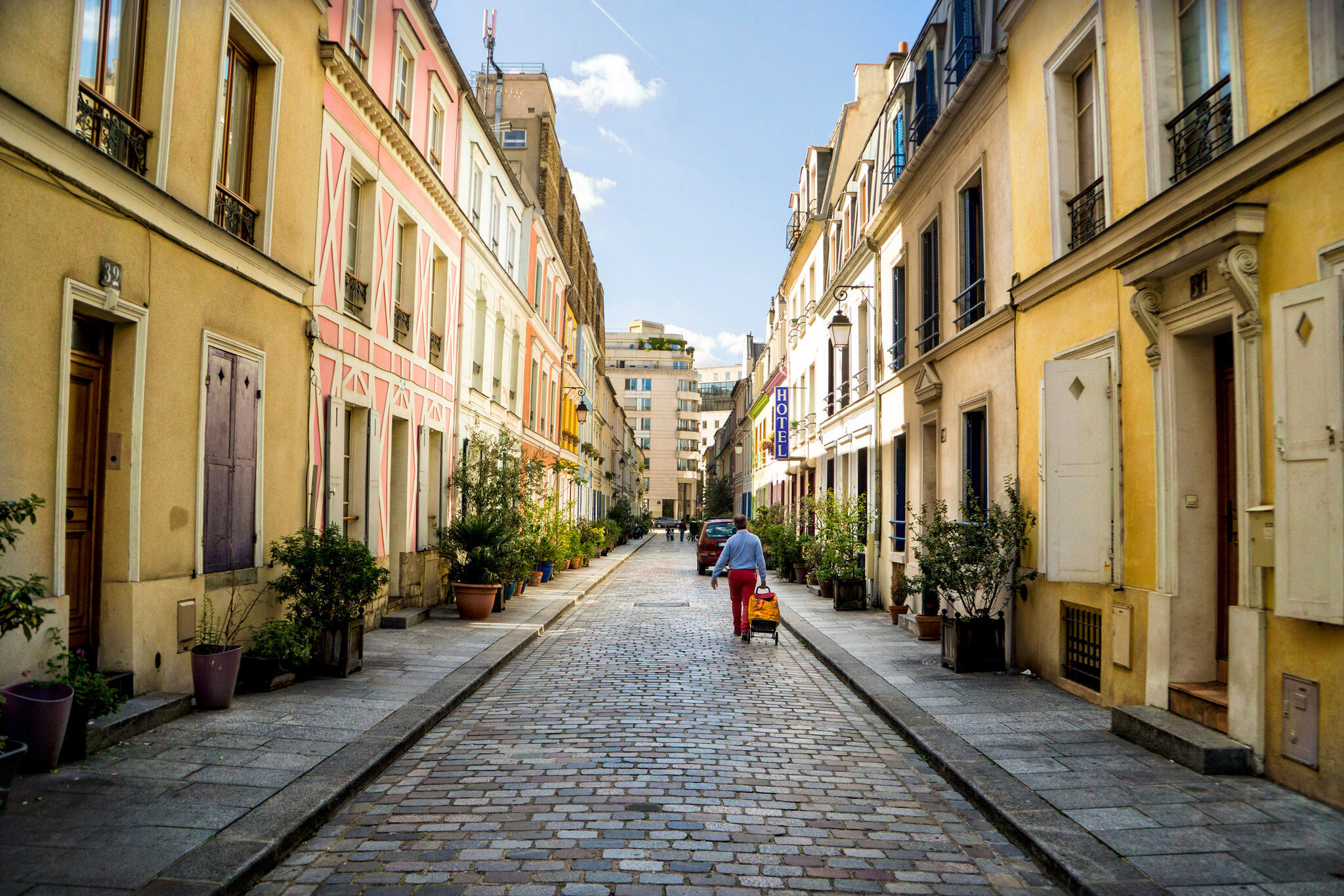 Une des rues les plus colorées de Paris, rue Crémieux [Photo de Marc Durant]