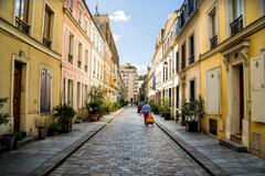 Une des rues les plus colorées de Paris, rue Crémieux