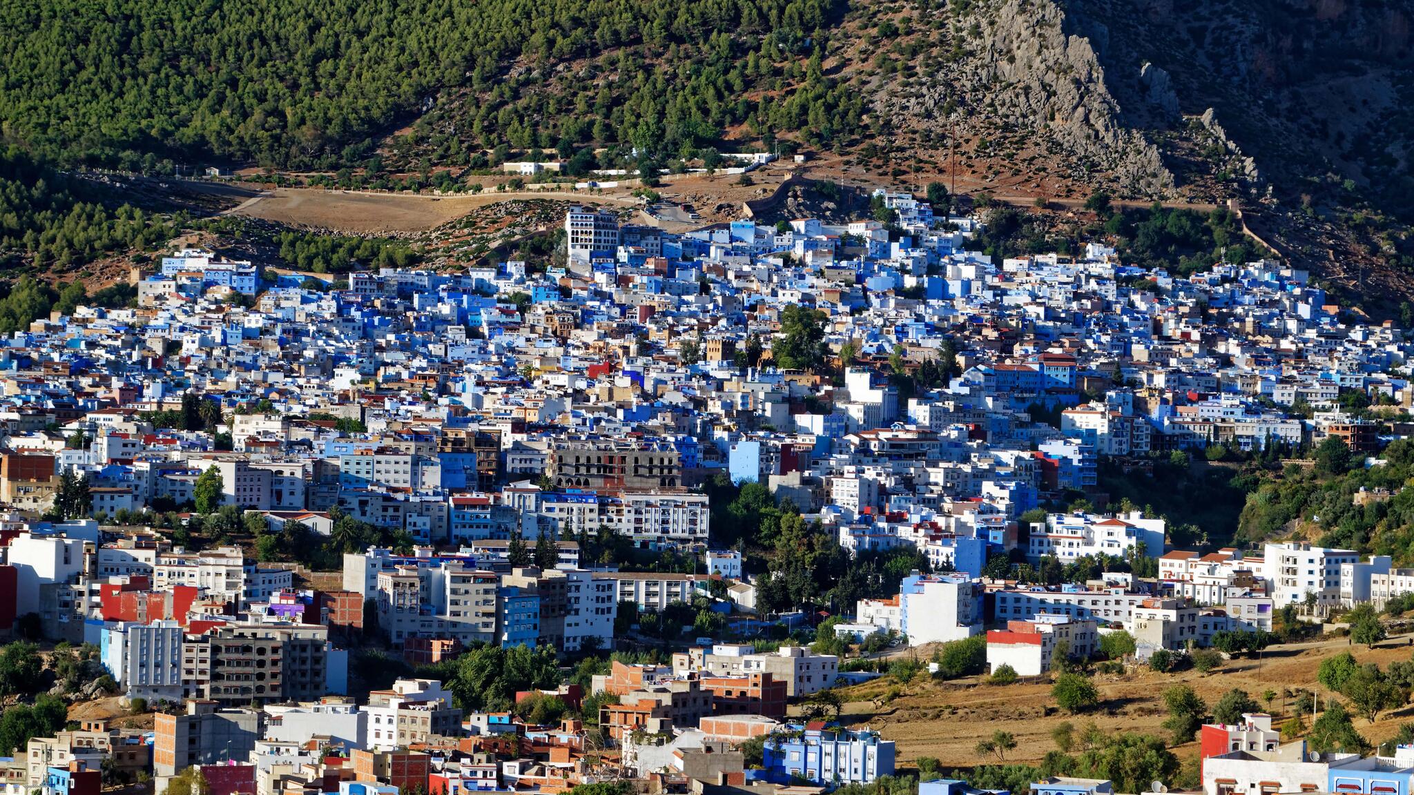 Ce sont des maisons bleues, adossées à la colline... [Photo de Gérard Bronnec]
