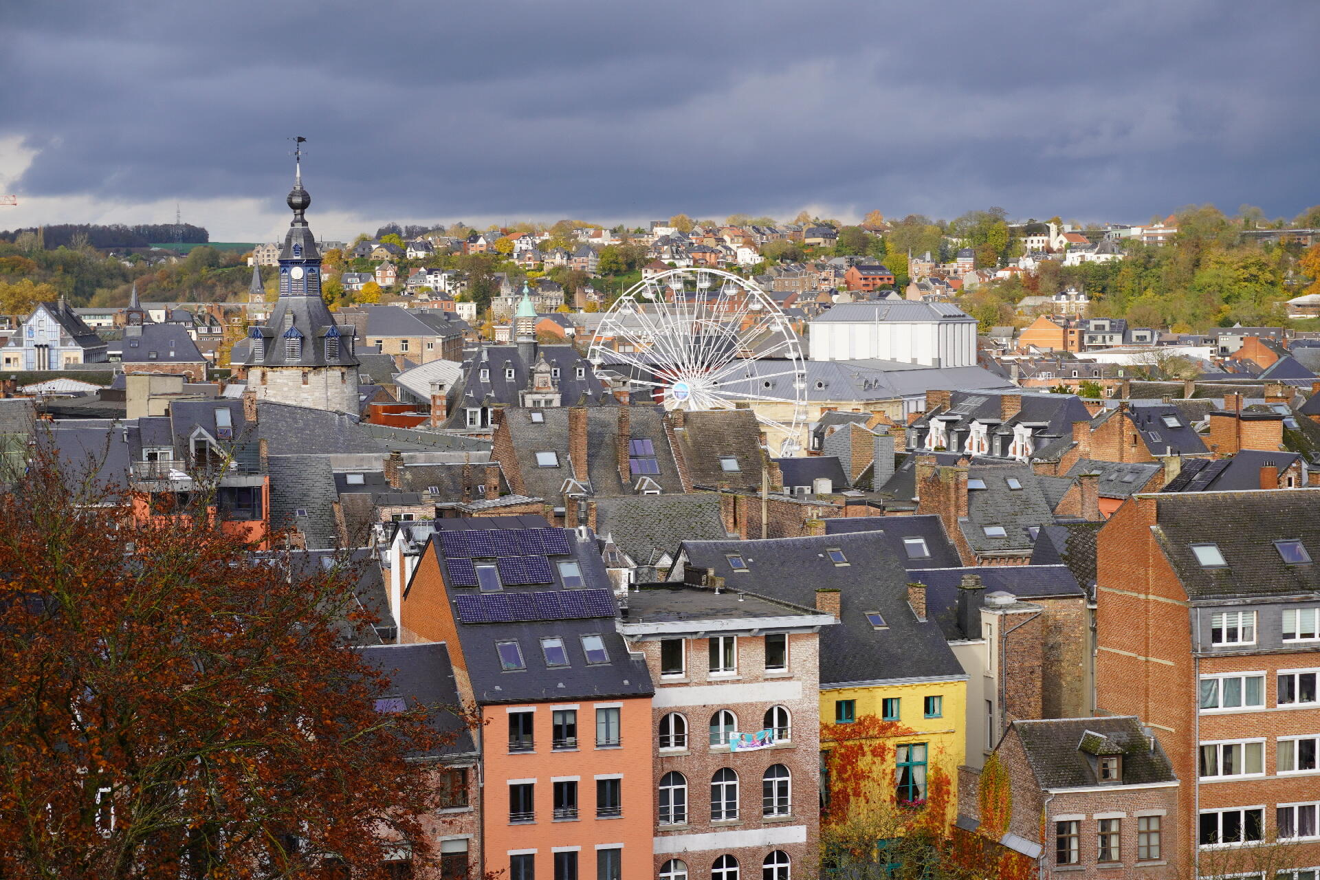 Namur et quelques maisons colorées [Photo de Luc Vansilliette]