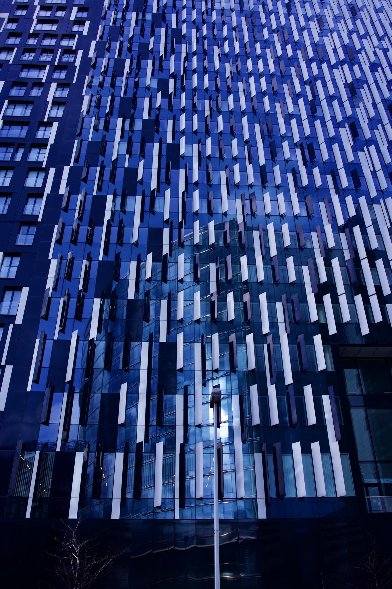 Heure bleue dans les fenêtres [Photo de Patrick de Lannoy]
