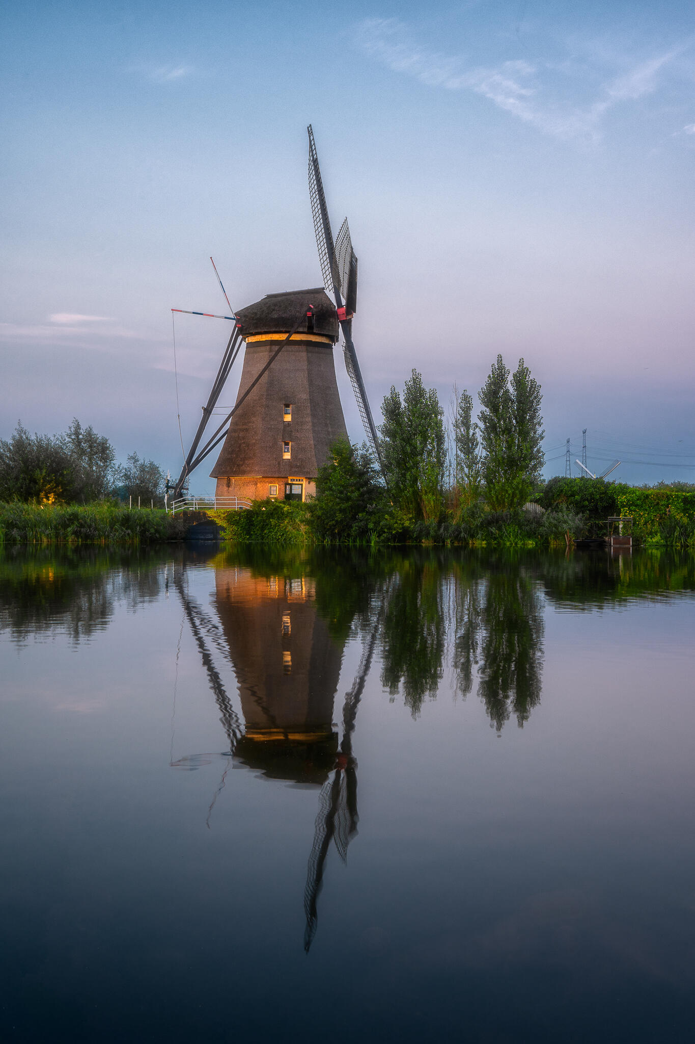 La nuit tombe, le moulin s'illumine [Photo de Marie José Gauthier]
