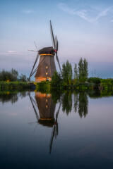 La nuit tombe, le moulin s'illumine