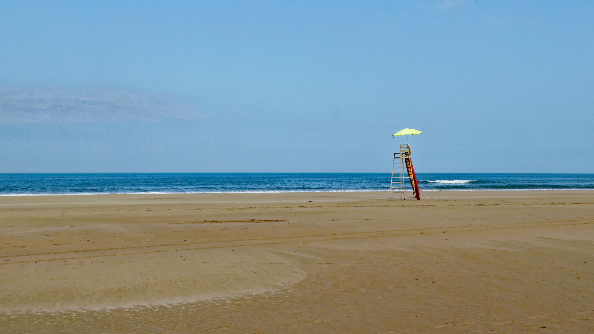 Sur la plage abandonnée, planche de surf et un bon thé... [Photo de Gérard Bronnec]