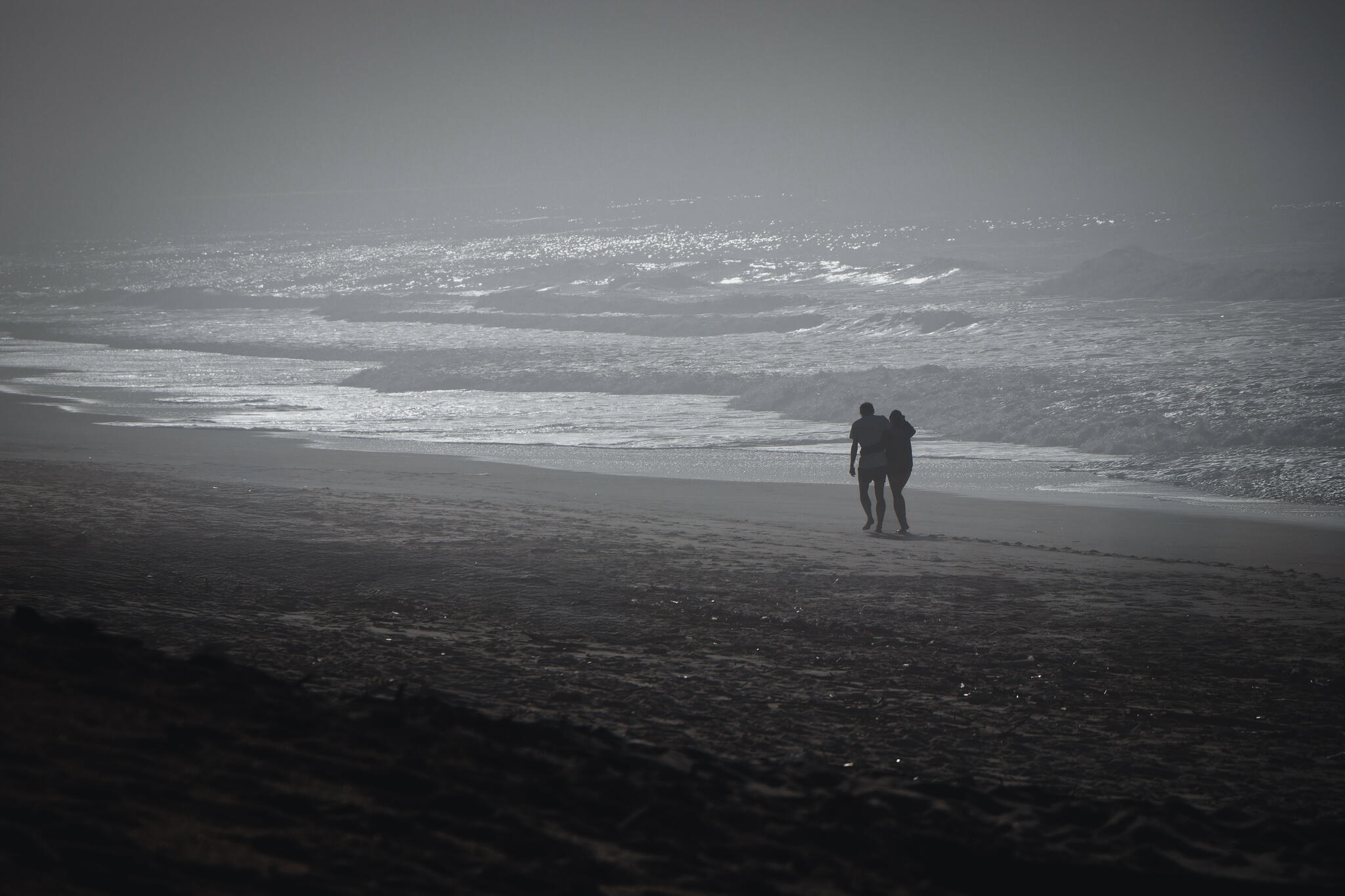 Seuls sur le sable (les pieds dans l'eau) [Photo de Dominique Sch]
