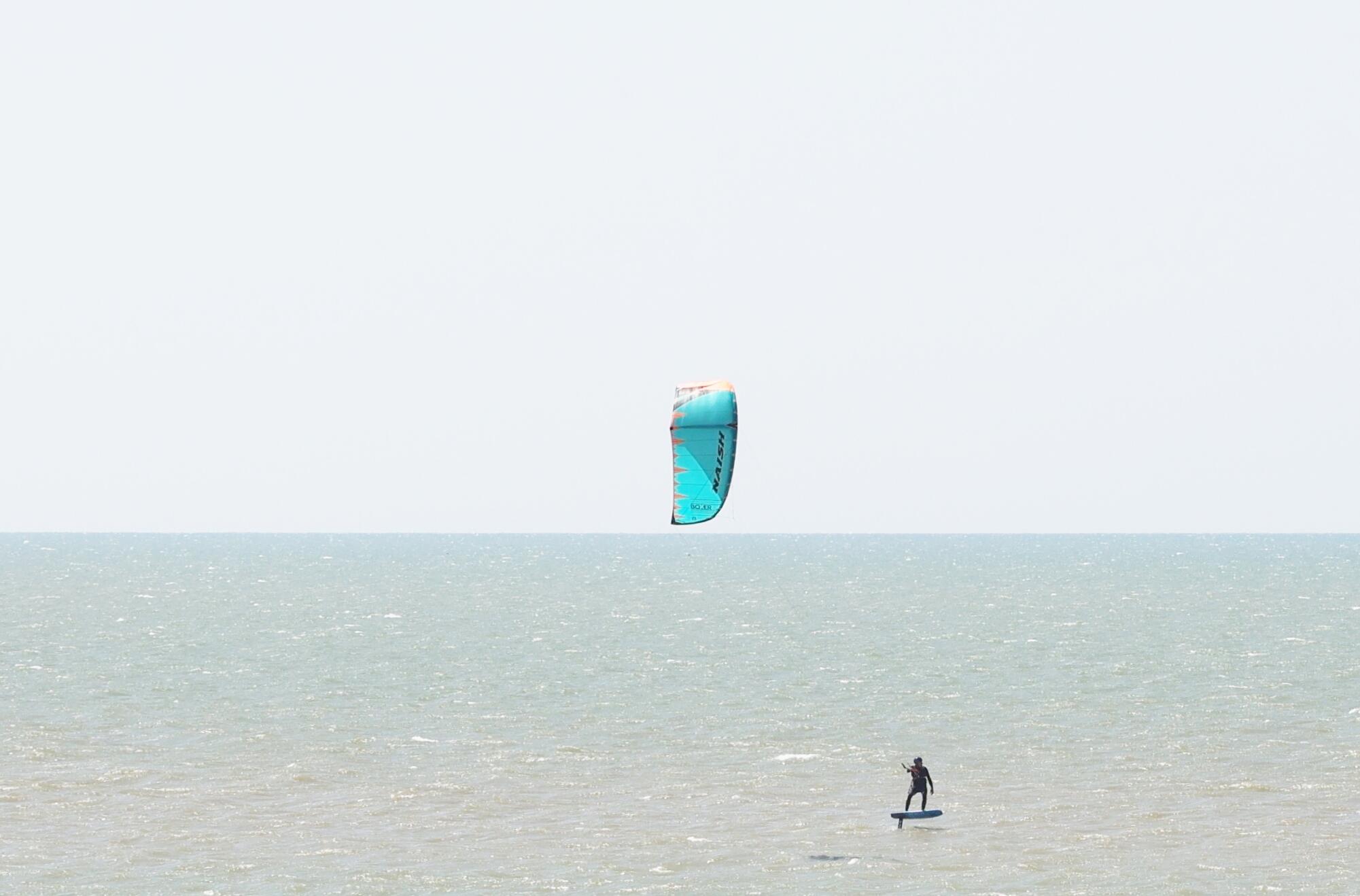 Une voile glisse sous le vent... [Photo de Bernadette Chevalier]