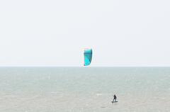 Une voile glisse sous le vent...