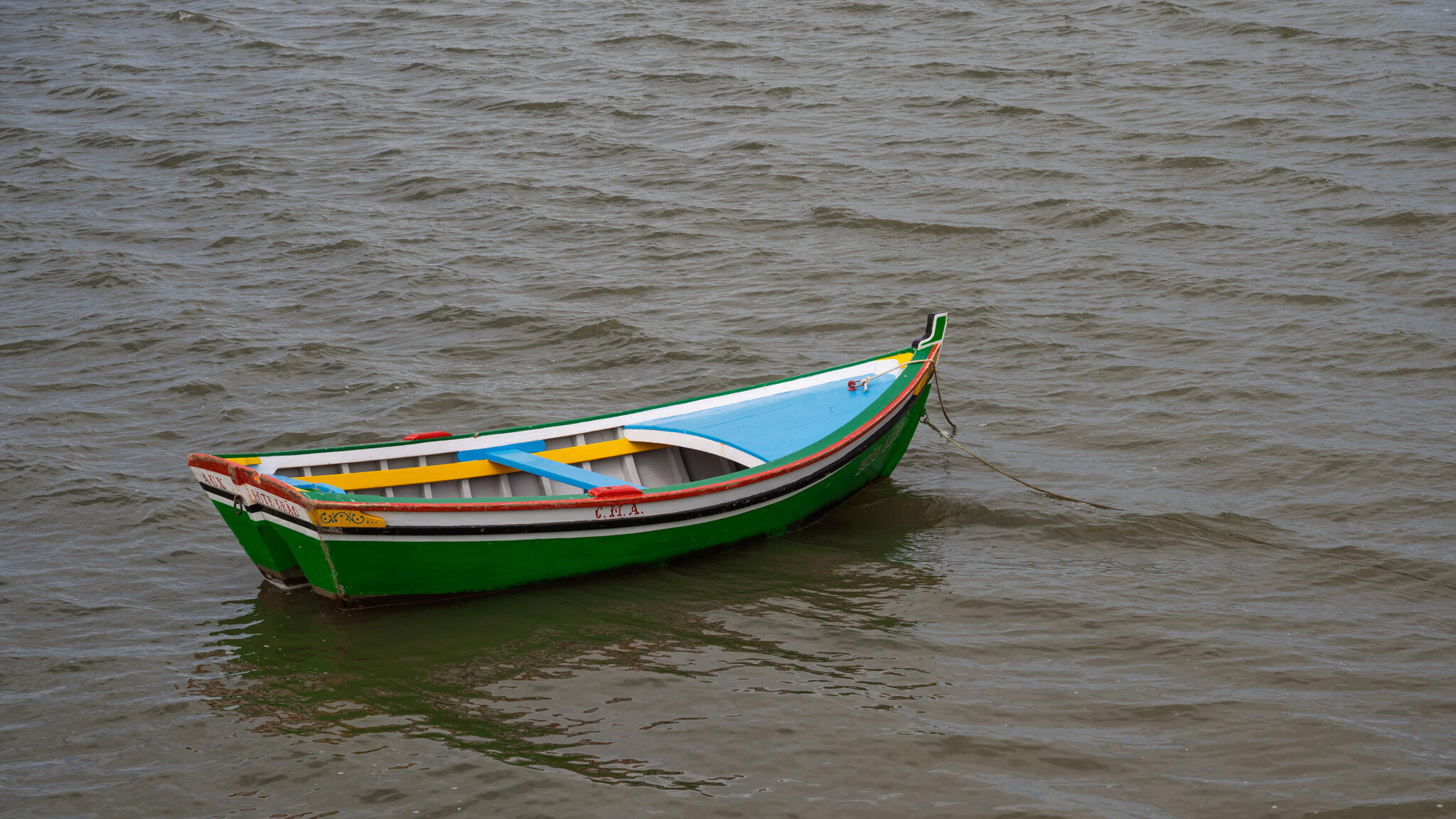 Bateau coloré [Photo de Jean-Louis Darchambeau]