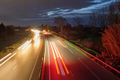 Flux lumineux sur asphalte