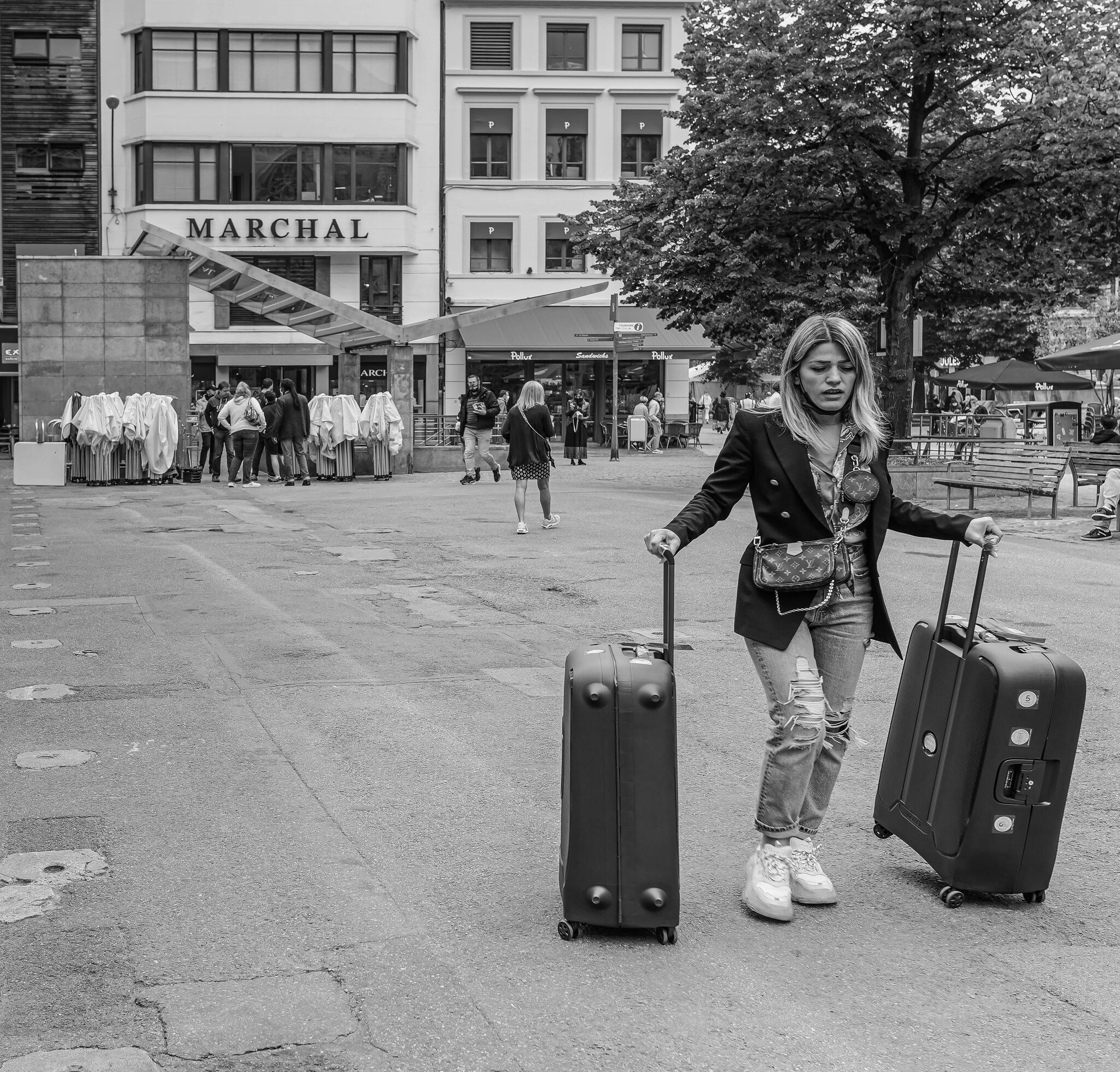 La fille  a fait ses valise [Photo de Serge Laruelle]