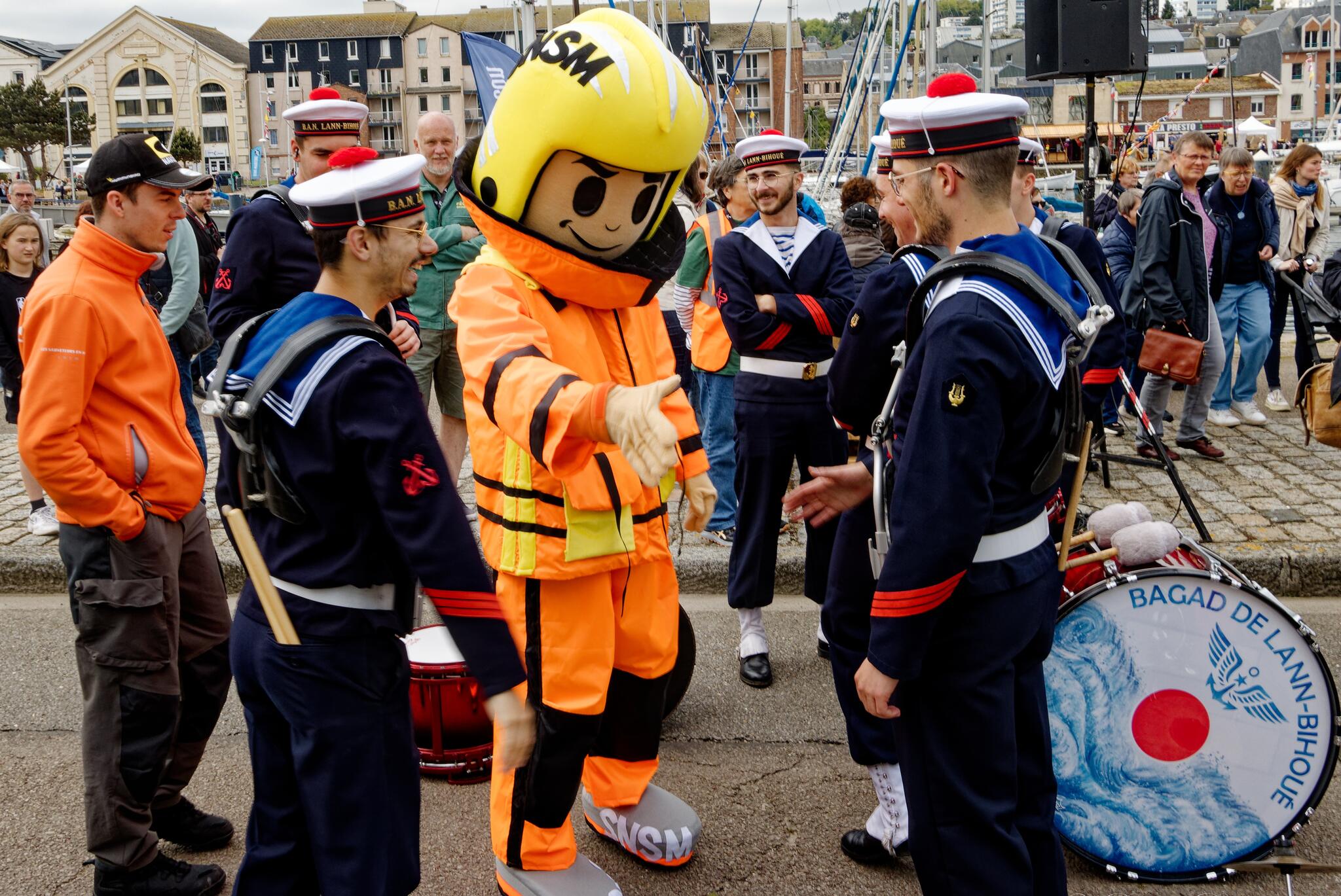 Rencontre dans la rue de marins [Photo de Pascal Bronnec]