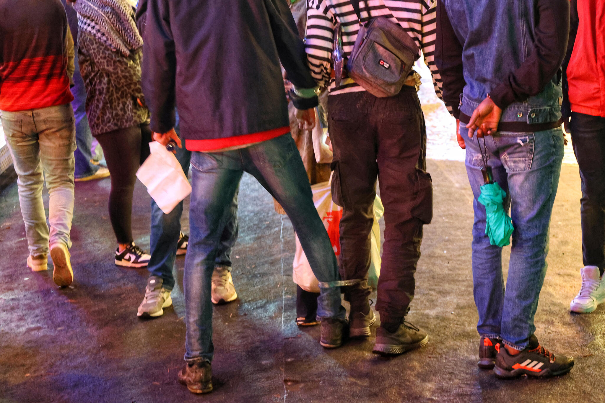 Dans la rue ... des liens se créent [Photo de Jeannine Sacre]