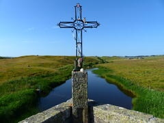 Croix sur le pont de Bukinkan au dessus du Bès à Marchastel - Aubrac