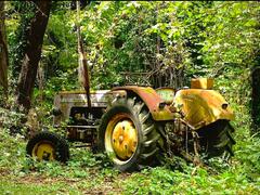 Tracteur seul et  abandonné