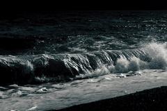 Vagues au clair de lune.