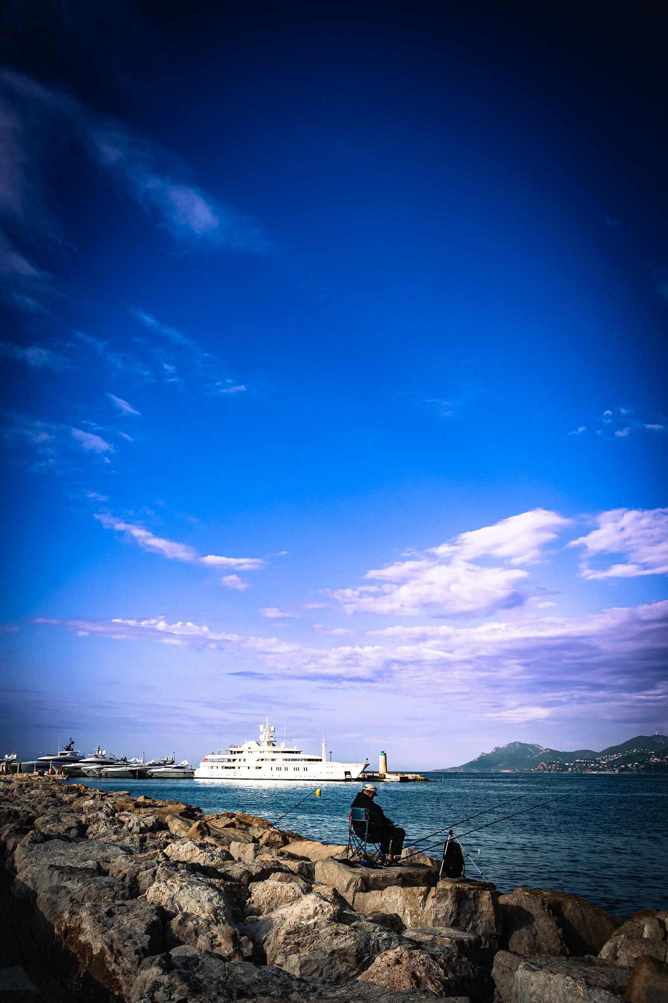 Cannes, le pêcheur du matin. [Photo de Yves Fetu]