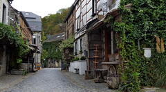 Durbuy en automne peu fréquenté.