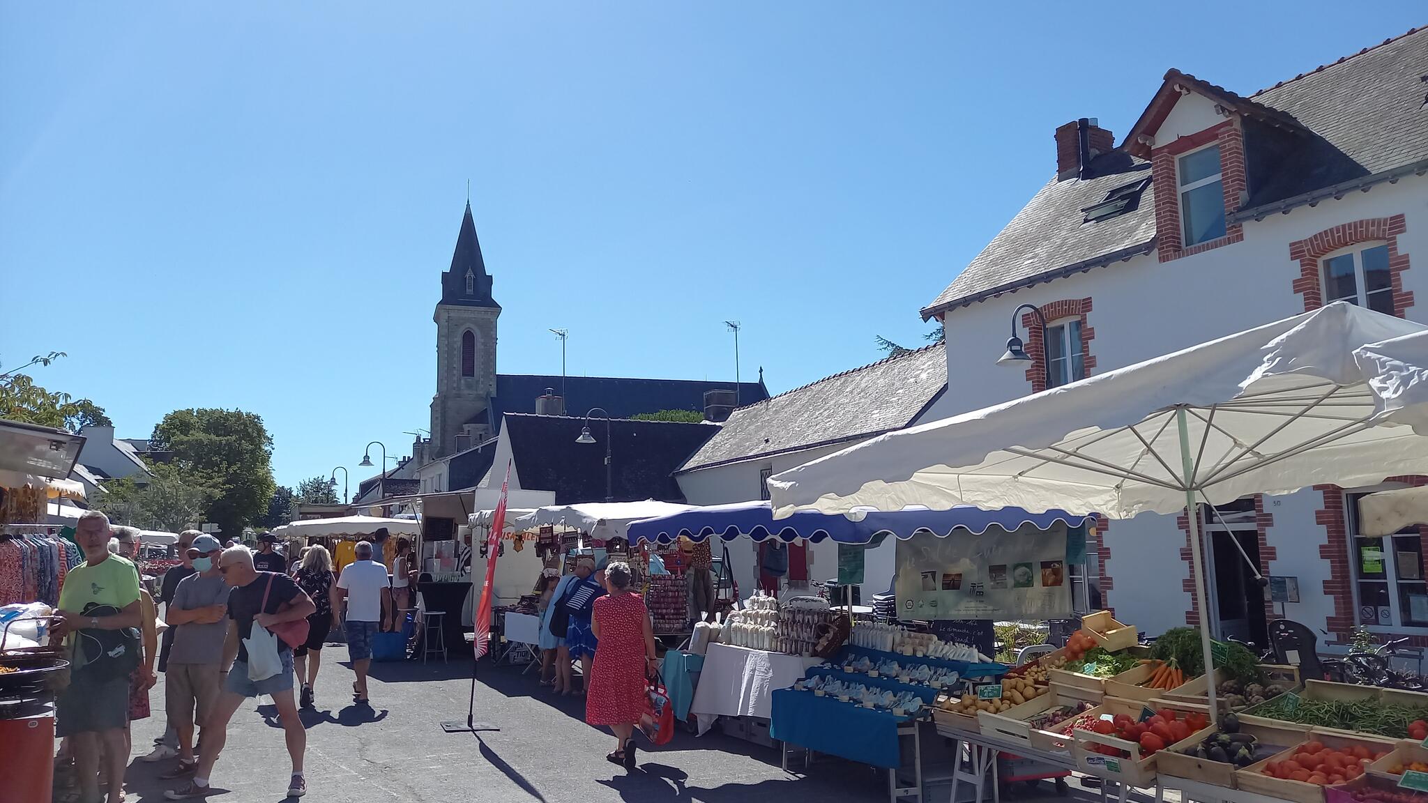 Jour de marché,  Quimiac, Loire-Atlantique,  juillet 2022. [Photo de Christiane Géradon]