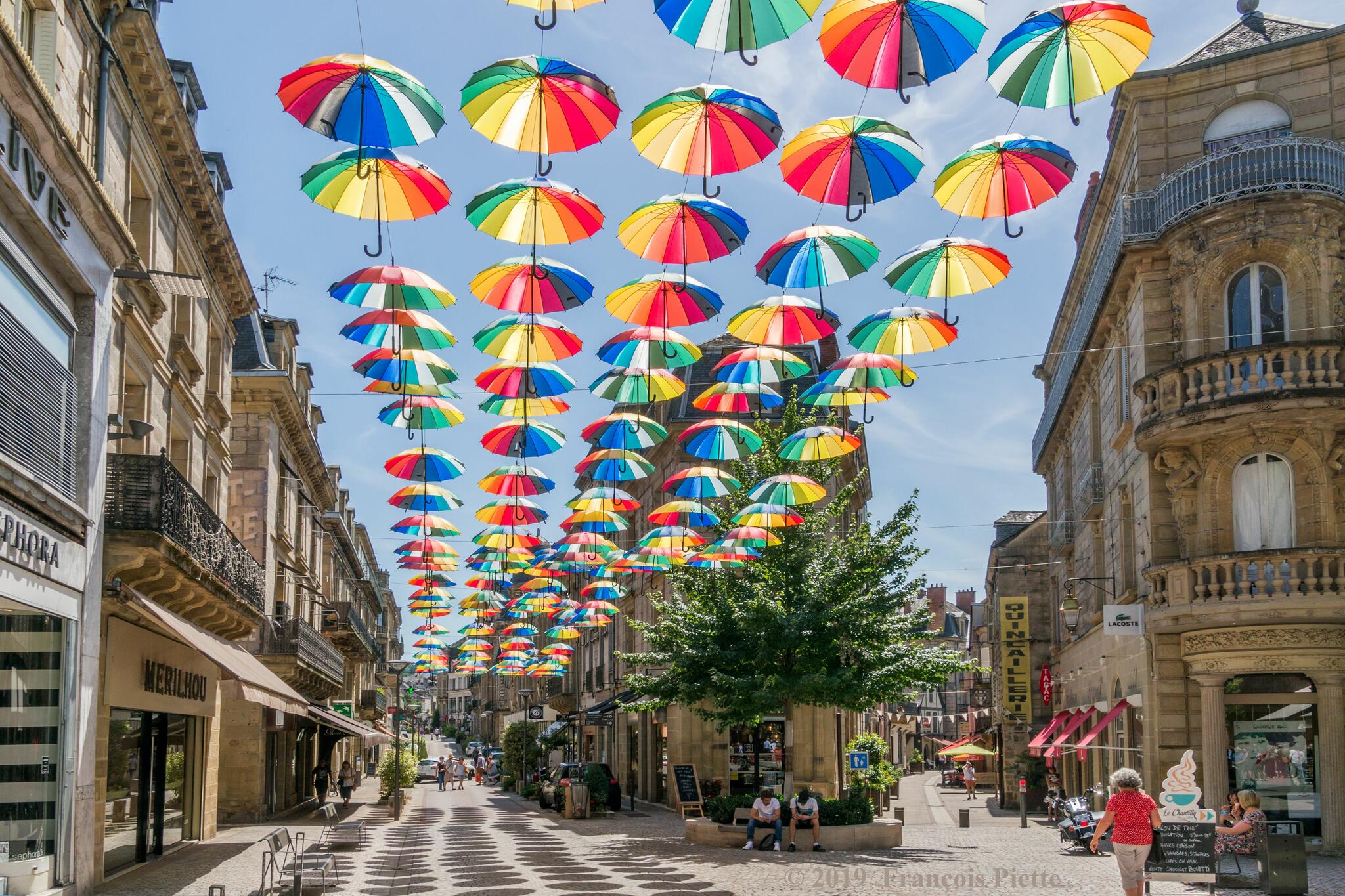 A l'ombre des parapluies [Photo de François Piette]