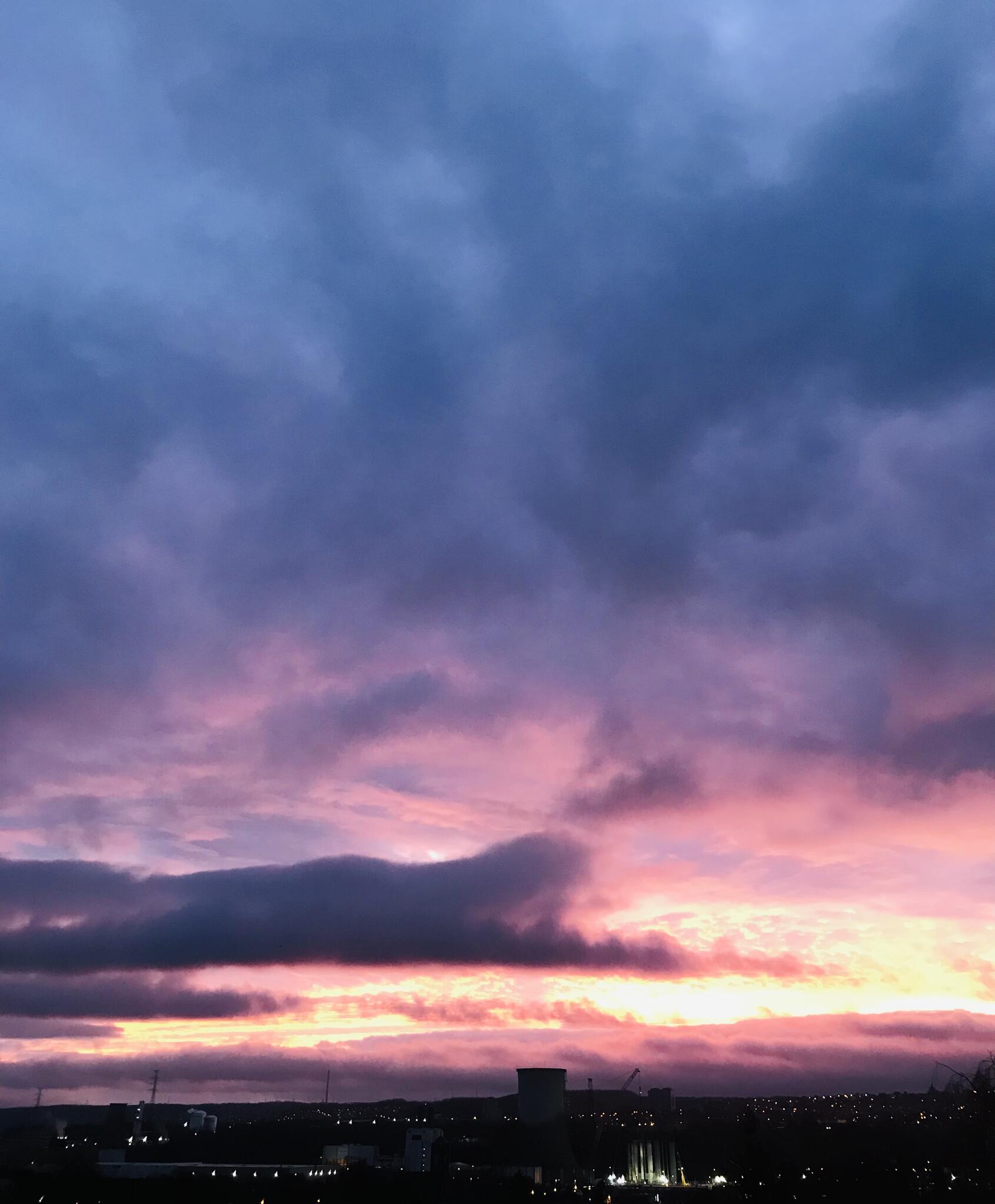 Lever de soleil sur Flémalle  [Photo de Fabienne Depas]