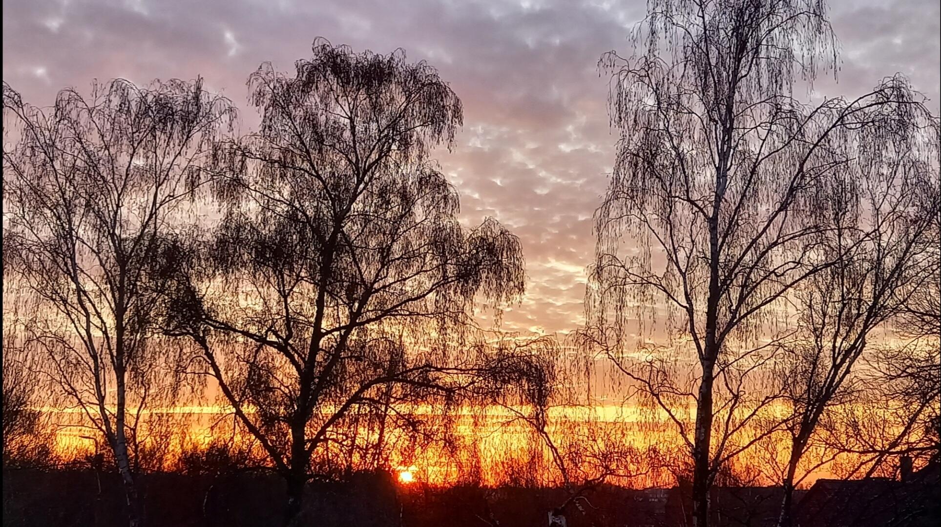 Soleil couchant,  vu de mon grenier.  [Photo de Christiane Géradon]