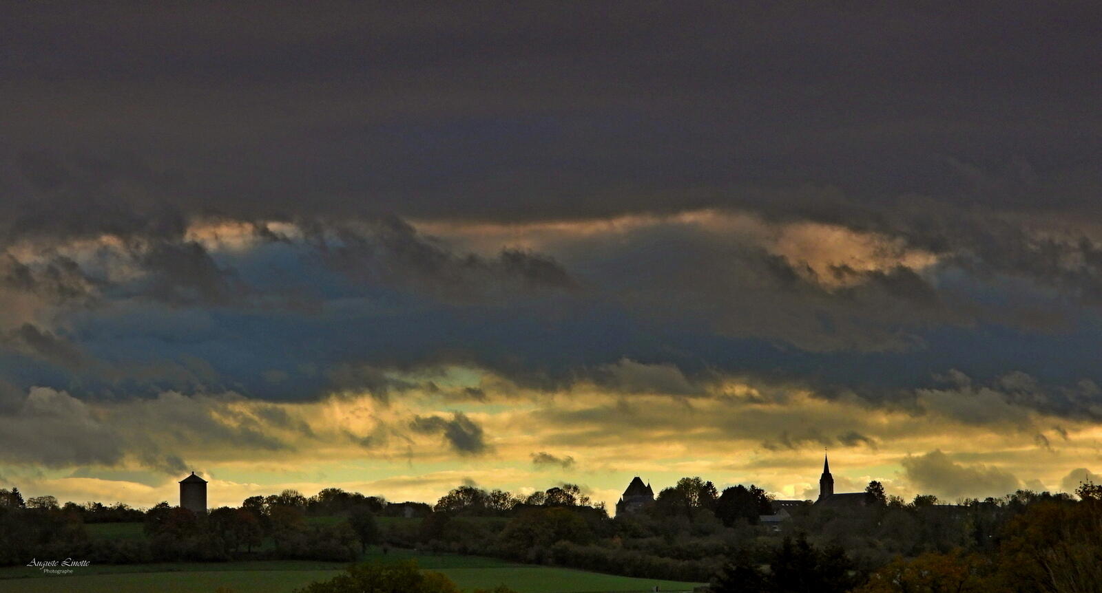 Coucher de soleil sur Ferrières vers Izier [Photo de Auguste Linotte]