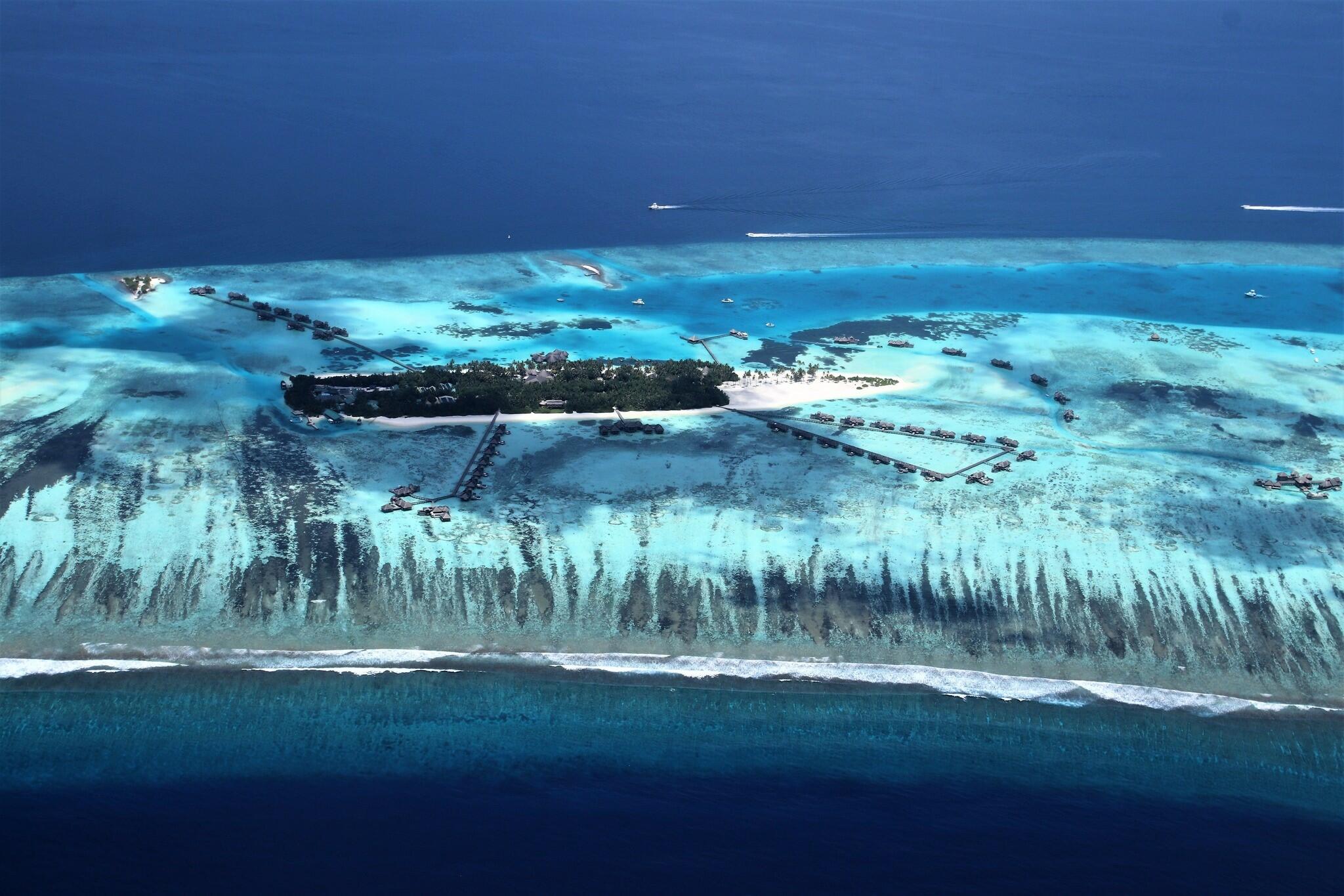 Le bleu des Maldives vu depuis un hydravion [Photo de Caroline Dony]