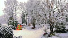 Petite cabane dans la neige