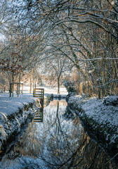 Chemin d'eau enneig&eacute; ...